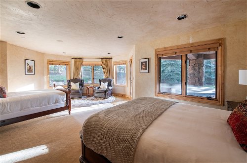 Foto 8 - Cherry Ridge by Avantstay Incredible Mountain Mansion w/ Game Room, Hot Tub & Views