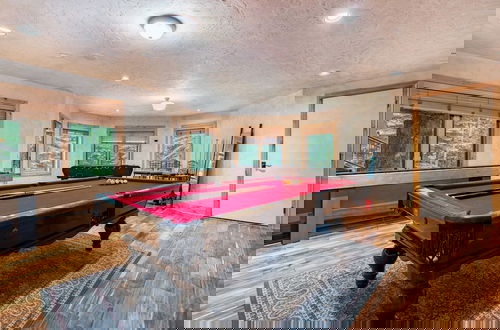 Foto 26 - Cherry Ridge by Avantstay Incredible Mountain Mansion w/ Game Room, Hot Tub & Views!!
