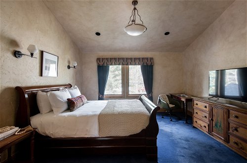 Foto 44 - Cherry Ridge by Avantstay Incredible Mountain Mansion w/ Game Room, Hot Tub & Views