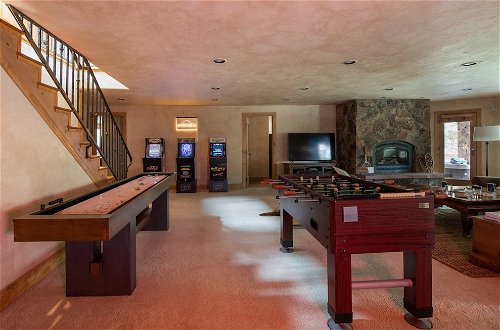 Foto 26 - Cherry Ridge by Avantstay Incredible Mountain Mansion w/ Game Room, Hot Tub & Views