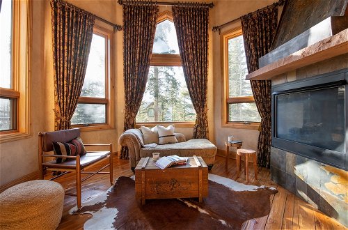 Foto 35 - Cherry Ridge by Avantstay Incredible Mountain Mansion w/ Game Room, Hot Tub & Views