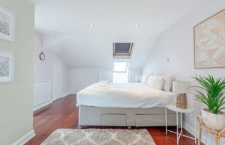 Photo 1 - Stylish 2 Bedroom Apartment Beside Putney Station