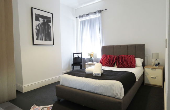 Tudors eSuites Coventry Townhouse Private Garden Free Parking - Foto 2
