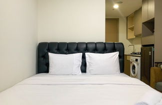 Foto 3 - Minimalist And High Floor Studio Room At Gold Coast Apartment