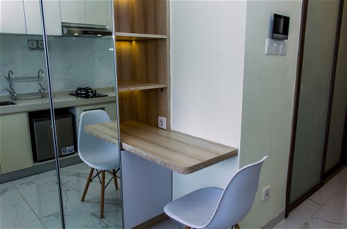 Photo 11 - Studio With Cozy Design At Sky House Bsd Apartment