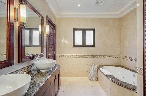 Foto 15 - Palm Jumeirah Beach Front XL Villa w Prvt Pool