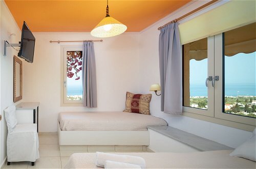 Foto 5 - Room in Apartment - Master Suite Complex With Pool and Full View