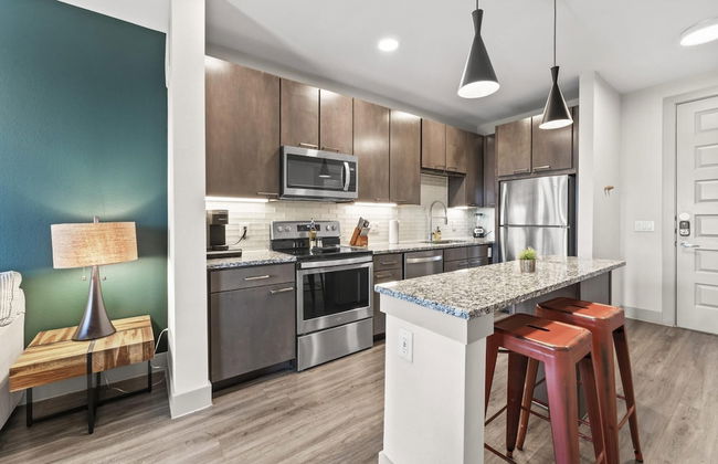 Vibrant 1BR King Suite Close to Downtown w Fast Wifi - Foto 11