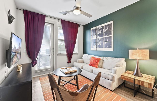 Vibrant 1BR King Suite Close to Downtown w Fast Wifi - Foto 1
