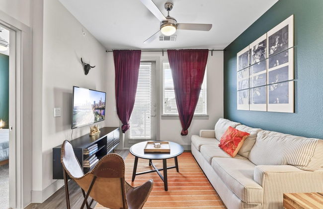 Vibrant 1BR King Suite Close to Downtown w Fast Wifi - Foto 8