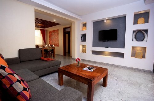 Foto 8 - Deluxe 3-bed Apartment With Swimming Pool