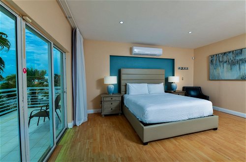 Foto 14 - Direct Ocean Front Villa With Private Pool + View! Boca Catalina Malmok