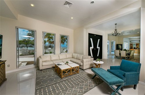 Photo 22 - Direct Ocean Front Villa With Private Pool + View! Boca Catalina Malmok