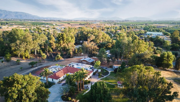 Photo 1 - Merlot by Avantstay Exquisite Home w/ Pool and Stunning Patio