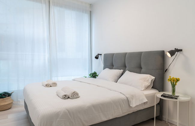 Sunlit Urban Escape with Balcony by Sea N Rent - Foto 2