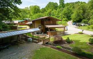 Photo 1 - Carter Creek by Avantstay Secluded Yard w/ Creek + Suite