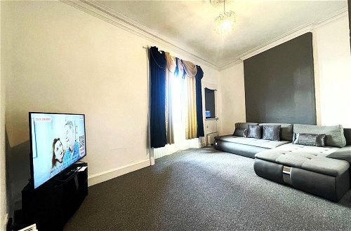 Photo 10 - Luxury 3 Bedroom Entire Flat at Affordable Price, Self-check In/out, Sleeps 8