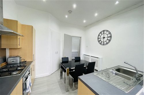 Photo 15 - Luxury 3 Bedroom Entire Flat at Affordable Price, Self-check In/out, Sleeps 8