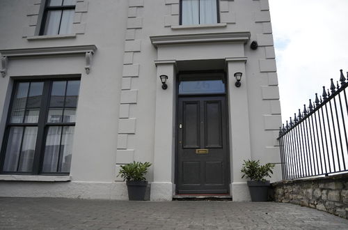 Foto 1 - Immaculate 1-bed Apartment in Merthyr Tydfil