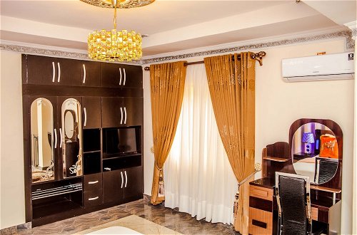 Photo 6 - Tobby Royal Suites