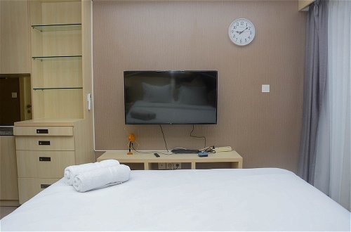 Photo 15 - Comfort And Strategic Studio At The Nest Puri Apartment By Travelio