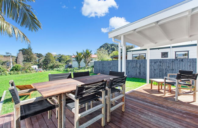 The Little Blue Bach in Oneroa Village - Photo 1
