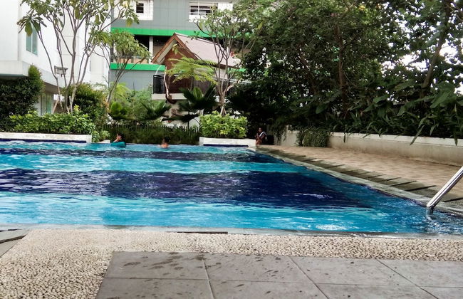 Homely 2 Bedroom at Bassura City Apartment By Travelio - Foto 23