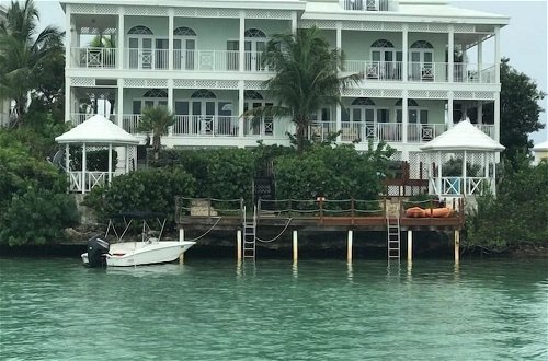Foto 77 - Ocean Front Villa with Private Boat and Dock at February Point Resort