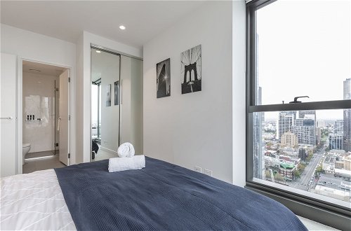 Photo 6 - Trendy Melbourne 2 Bedroom Apartment by BnB Pro