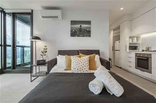 Photo 22 - Trendy Melbourne 2 Bedroom Apartment by BnB Pro
