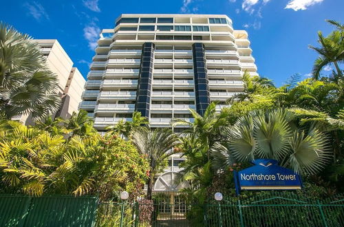 Photo 17 - Luxury Pool Side Apartment in Beachfront Resort