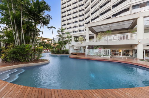 Photo 15 - Luxury Pool Side Apartment in Beachfront Resort