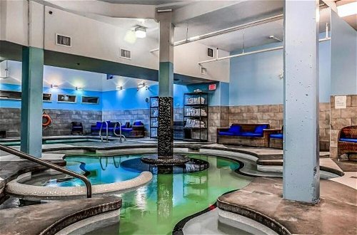 Foto 25 - Luxury 3-Br Penthouse | INDOOR Pool & Hot Tub | Pool Table | 2 Decks + Mtn Views