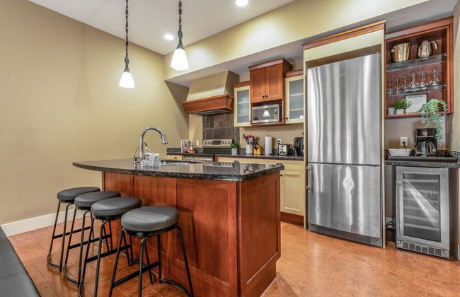Luxury 3-Br Penthouse | INDOOR Pool & Hot Tub | Pool Table | 2 Decks + Mtn Views - Foto 7