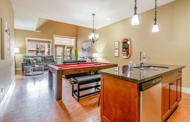 Luxury 3-Br Penthouse | INDOOR Pool & Hot Tub | Pool Table | 2 Decks + Mtn Views - Foto 8