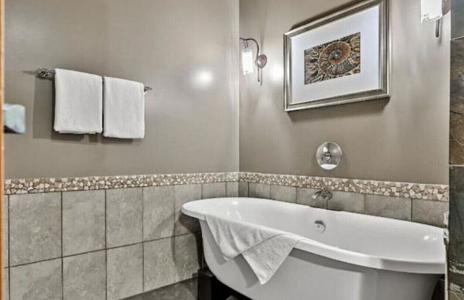Luxury 3-Br Penthouse | INDOOR Pool & Hot Tub | Pool Table | 2 Decks + Mtn Views - Foto 22