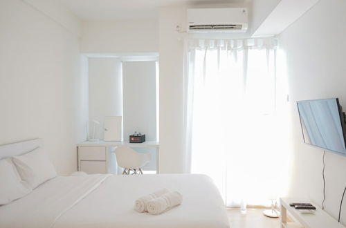 Foto 4 - Stylish Studio Room at Akasa Pure Living BSD Apartment By Travelio