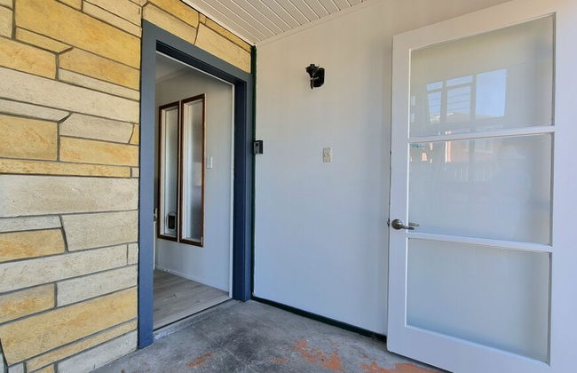 Lovely 2- Bedroom Unit with Free Parking - Photo 2