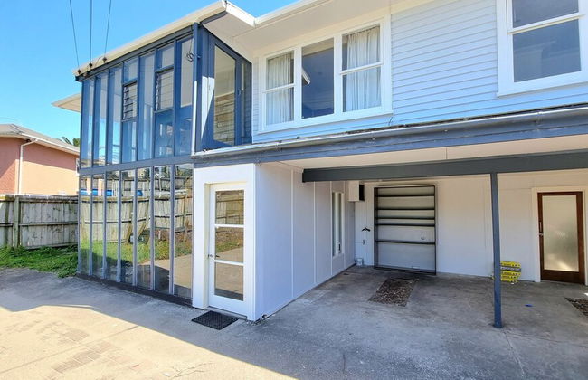 Lovely 2- Bedroom Unit with Free Parking - Photo 21