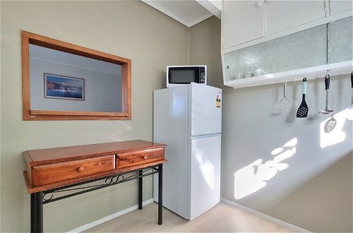 Photo 8 - Lovely 2- Bedroom Unit with Free Parking