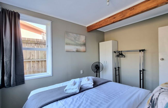 Lovely 2- Bedroom Unit with Free Parking - Photo 5