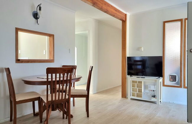 Lovely 2- Bedroom Unit with Free Parking - Photo 7