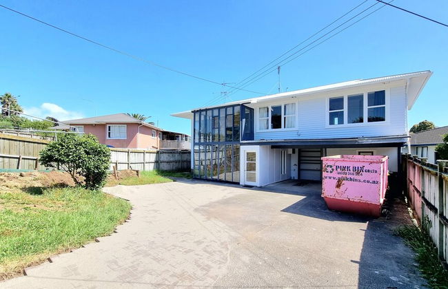 Lovely 2- Bedroom Unit with Free Parking - Photo 22