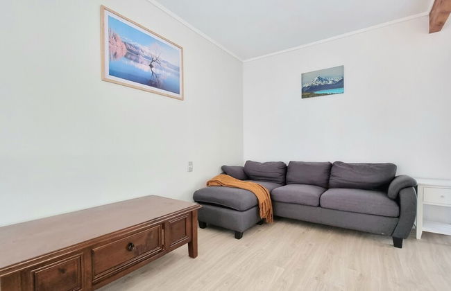 Lovely 2- Bedroom Unit with Free Parking - Photo 11