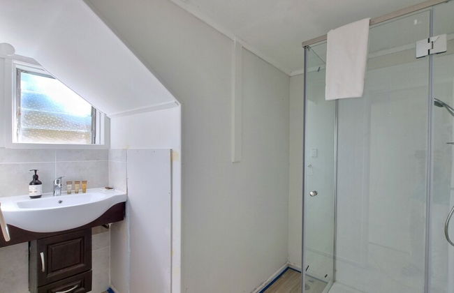 Lovely 2- Bedroom Unit with Free Parking - Photo 15