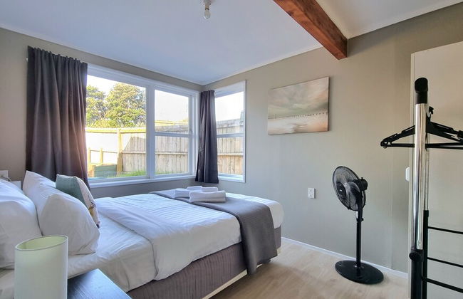 Lovely 2- Bedroom Unit with Free Parking - Photo 13