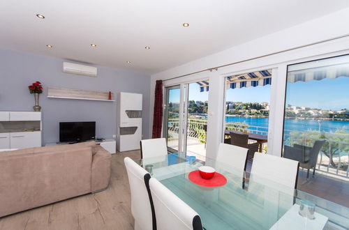 Photo 16 - New Beach 4 Star Luxury Apartment 3 Bedrooms 3 Bathrooms, Free Boat Berth