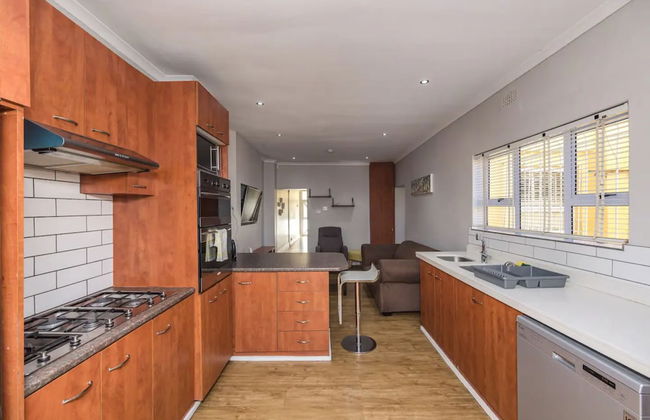 Contemporary 4 Bedroom Home - Foto 10