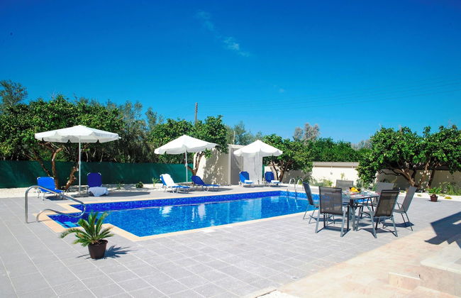 Stunning new Beach Front Villa,1st Line to the Beach, Large Pool, Wonderful Area - Foto 41