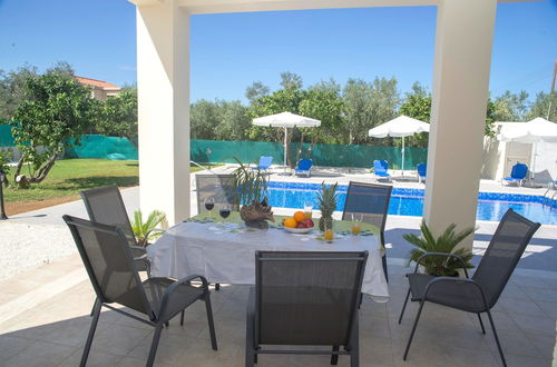 Foto 27 - Stunning new Beach Front Villa,1st Line to the Beach, Large Pool, Wonderful Area